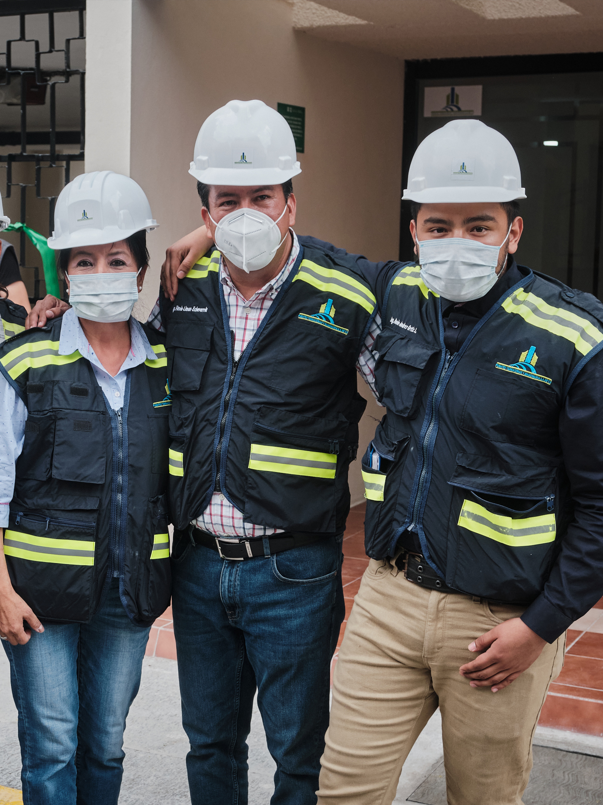 Personal y maquinaria trabajando en proyecto de infraestructura PUTMA